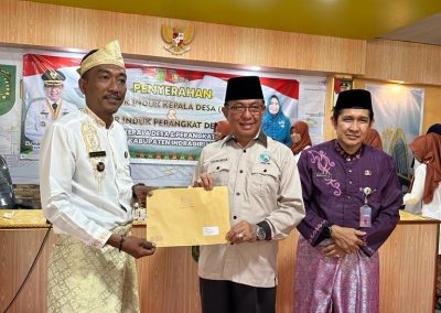 PENYERAHAN NOMOR INDUK KEPALA DESA (NIKD) DAN NOMOR INDUK PERANGKAT DESA (NIPD) SEKECAMATAN TEMPULING OLEH BUPATI INDRAGIRI HILIR