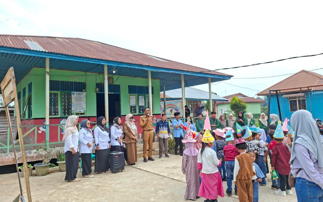 DUKUNG PENDIDIKAN, KEPALA DESA HARAPAN JAYA KUNJUNGI SEJUMLAH SEKOLAH SAAT MPLS